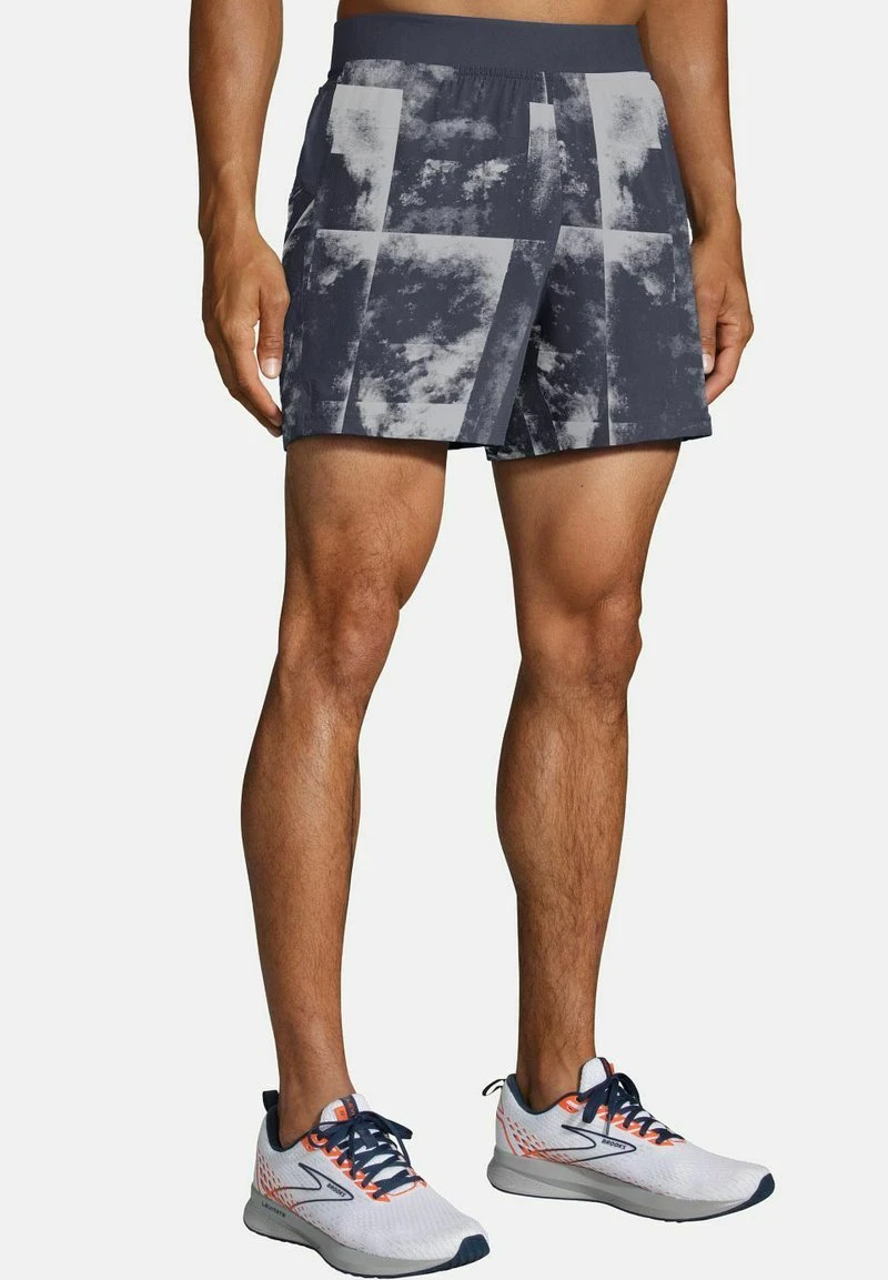 BROOKS SHERPA 5" SHORT - Kurze Sporthose - Concrete Cloud Dye Print 3 BROOKS SHERPA 5" SHORT - Kurze Sporthose - Concrete Cloud Dye Print