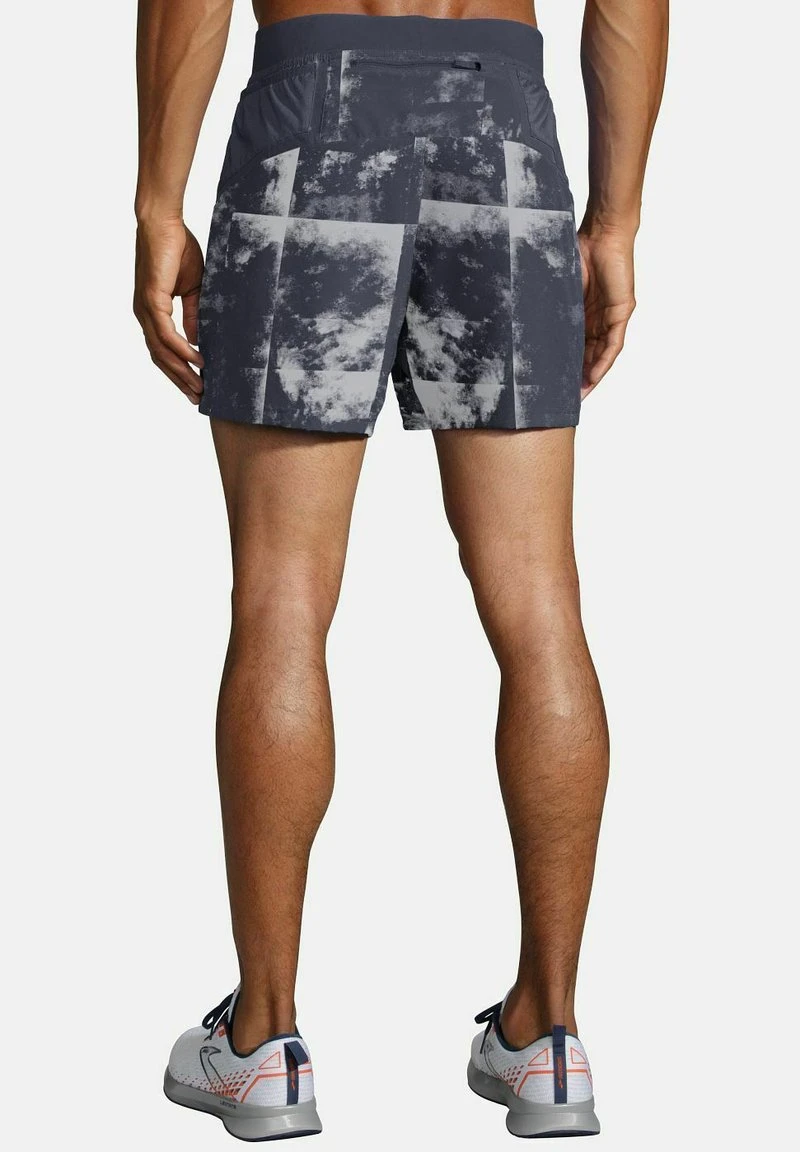 BROOKS SHERPA 5" SHORT - Kurze Sporthose - Concrete Cloud Dye Print 4 BROOKS SHERPA 5" SHORT - Kurze Sporthose - Concrete Cloud Dye Print – Bild 2