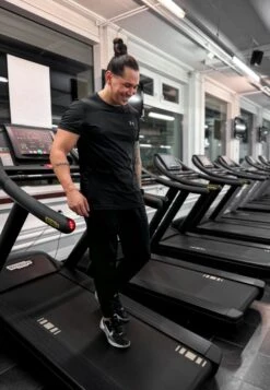 BROOKS DISTANCE SHORT SLEEVE - T-Shirt Basic - Black -Brooks Verkaufsgeschäft e07504ca921f434faf8fed0f925b607c