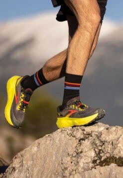 BROOKS CALDERA 6 - Laufschuh Trail - Black Fiery Red Blazing Yellow