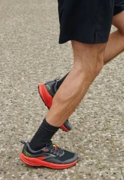 BROOKS CASCADIA 16 - Laufschuh Trail - Black Fiery Red Blazing Yellow -Brooks Verkaufsgeschäft f820d599f30e4e4f80c2fd9ac996a947